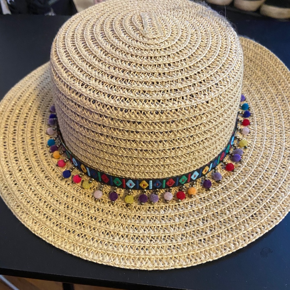 Straw beach hat pompoms only worn once!